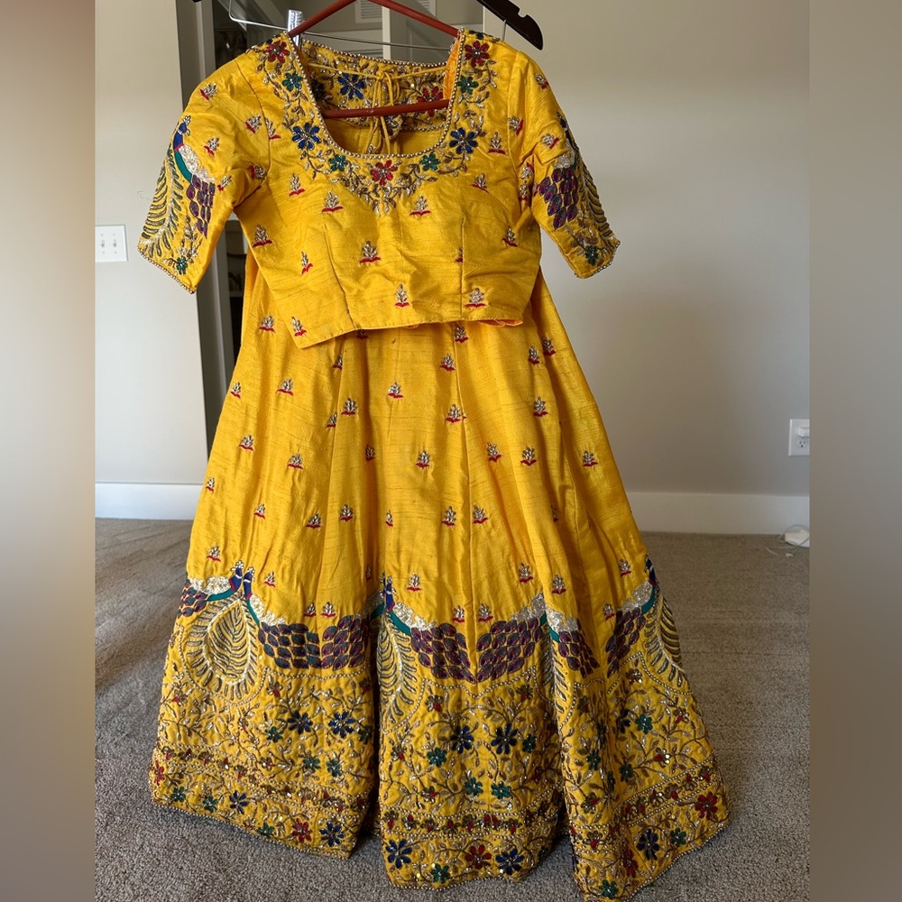 Yellow lehenga - Picture 4 of 4